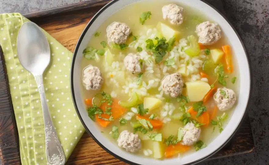 Zupa z pulpetami babci - przepis na idealny domowy smak