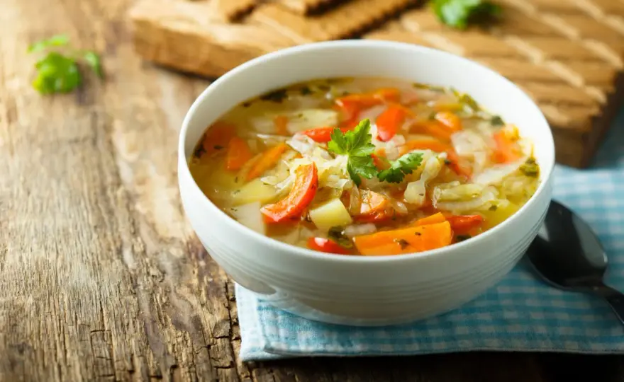 Zupa z młodej kapusty - Przepis na idealny smak bez rozgotowania!