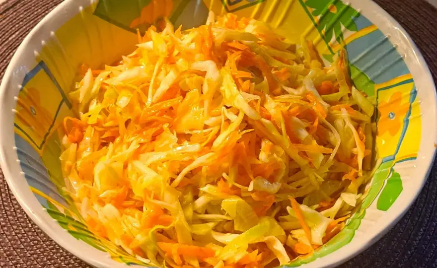 Sekretna surówka z białej kapusty jak w restauracji przepis krok po kroku