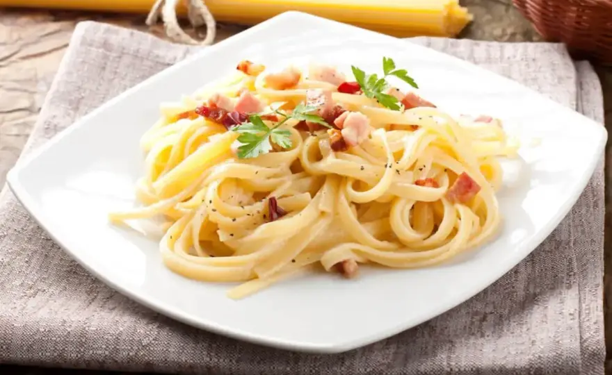 Carbonara - Jak zrobić idealny sos bez śmietany?