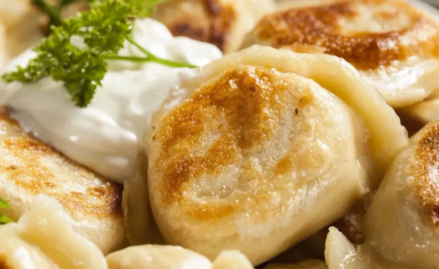 Idealne pierogi domowe - przepis na miękkie ciasto i farsz