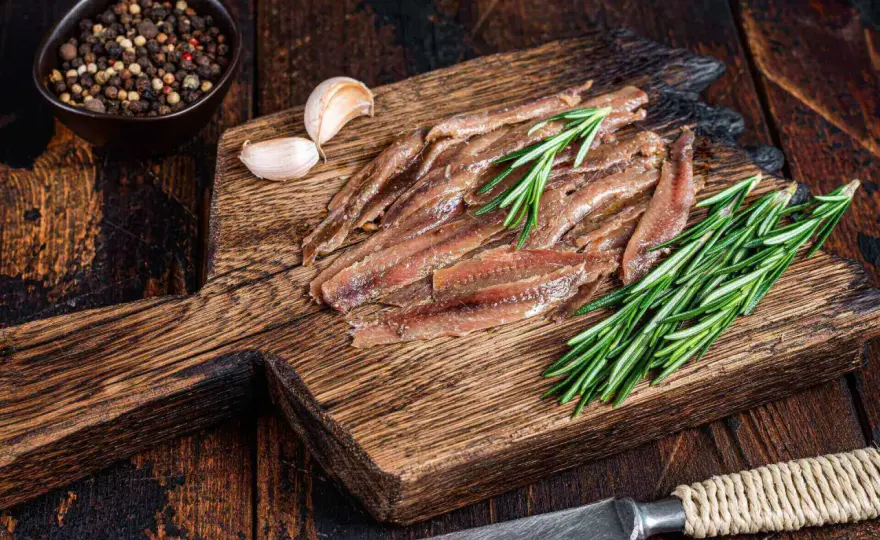 Anchois - co to jest i jak używać? Uniknij przesolenia!