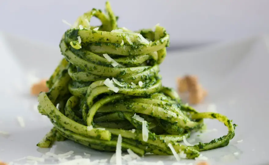 Pesto bazyliowe - jak zrobić idealne? Sekrety smaku!
