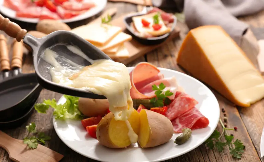 Raclette w domu - jak przygotować idealny szwajcarski klasyk?