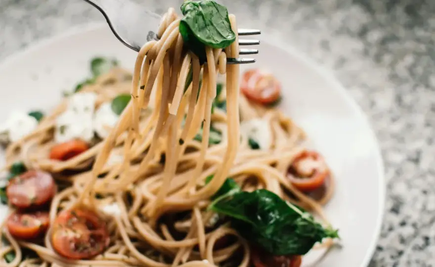 Makaron razowy spaghetti: zdrowy wybór, IG, przepisy i gotowanie
