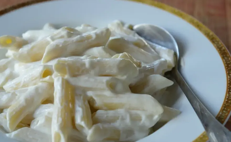 Makaron z twarogiem - przepis idealny. Sekrety kremowej konsystencji