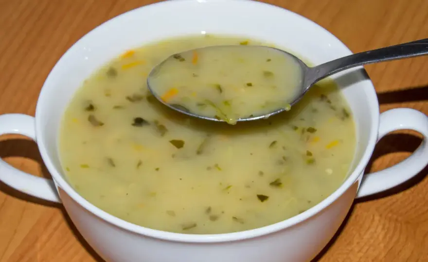 Zupa ogórkowa lekkostrawna? Sprawdź, jak ją zrobić!