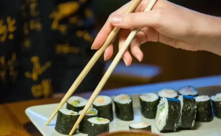 Ile kalorii ma sushi? Sprawdź i wybieraj świadomie!