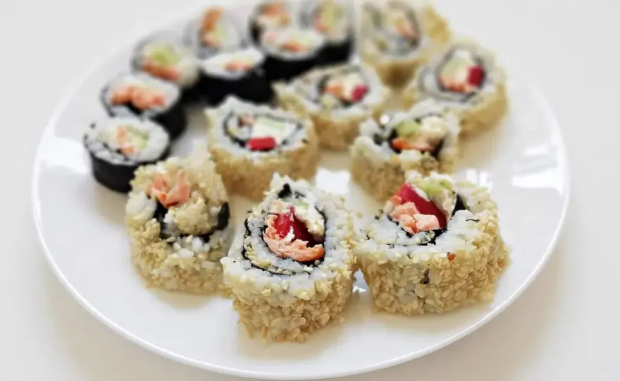 Uramaki - Jak zrobić idealną rolkę sushi z ryżem na zewnątrz?
