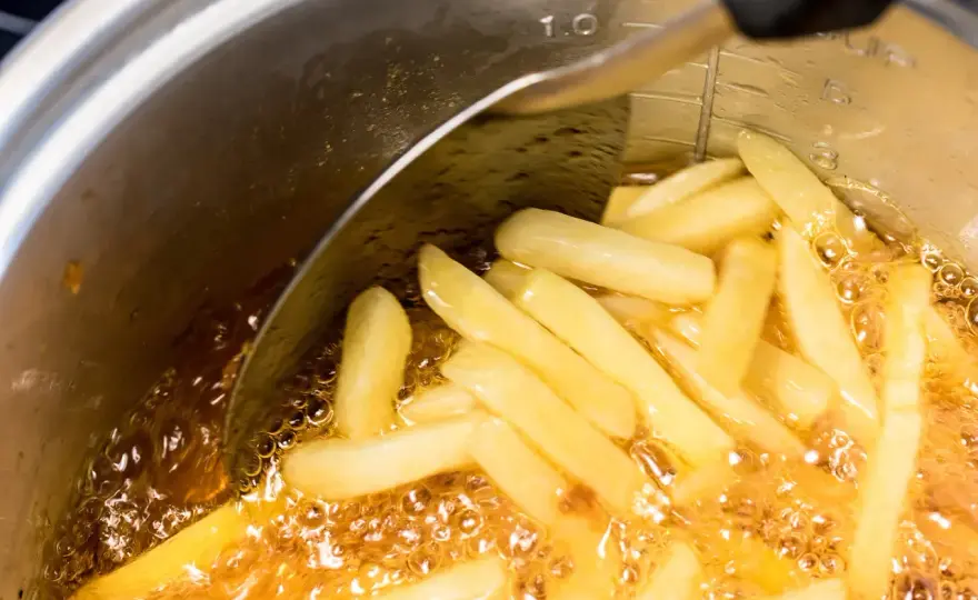 Chrupiące frytki domowe - jak je zrobić? Poradnik krok po kroku