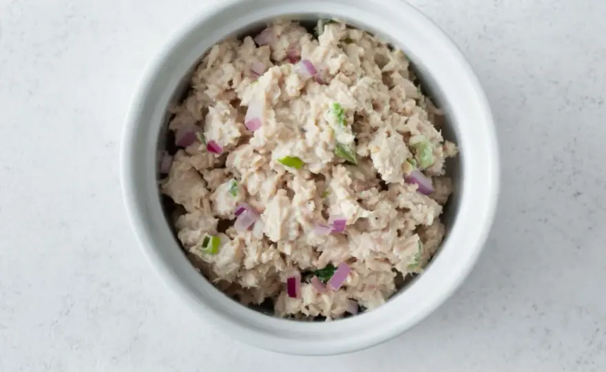 Lekka sałatka z tuńczykiem - Przepis na sycący lunch