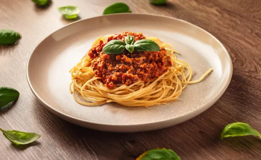 Spaghetti idealne - jak zrobić, by sos łączył się z makaronem?