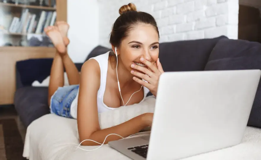 Rozrywka online a domowy budżet: jak cieszyć się nią bez przepłacania