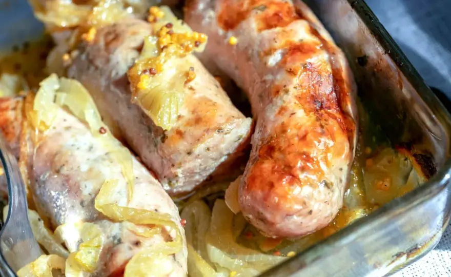 Biała kiełbasa pieczona z cebulą i musztardą - prosty przepis