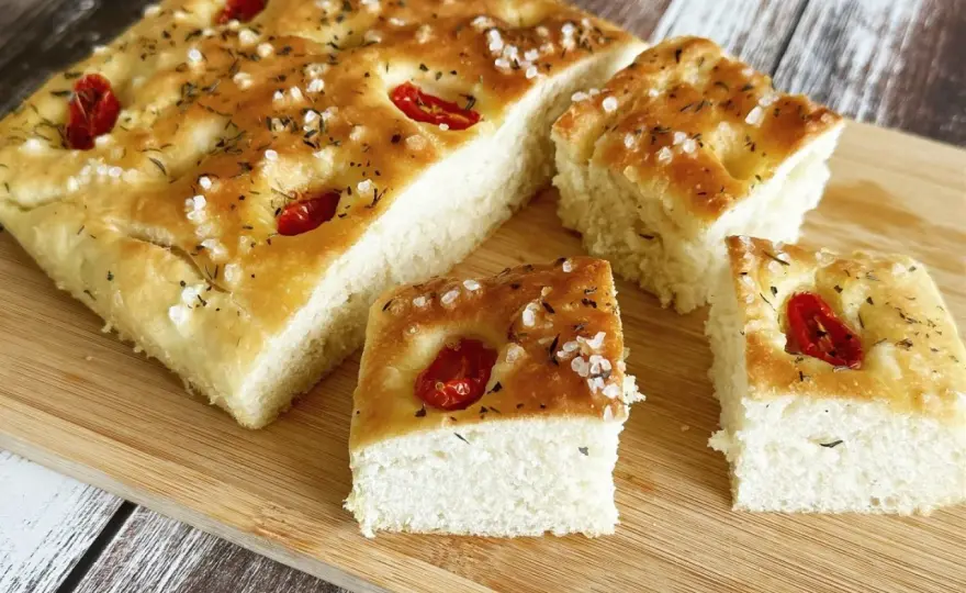Focaccia idealna - przepis na wilgotne i chrupiące ciasto
