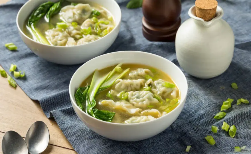 Zupa wonton - prosty sposób na lekką miskę pełną smaku