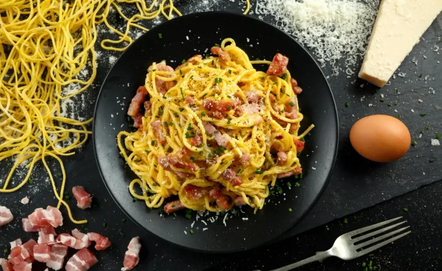 Ile kalorii ma Carbonara? Sprawdź kalorie i przepisy fit