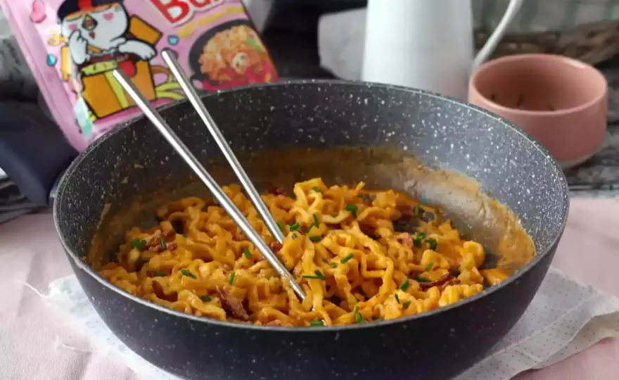 Ramen Buldak carbonara - jak smakuje i jak go ugotować?