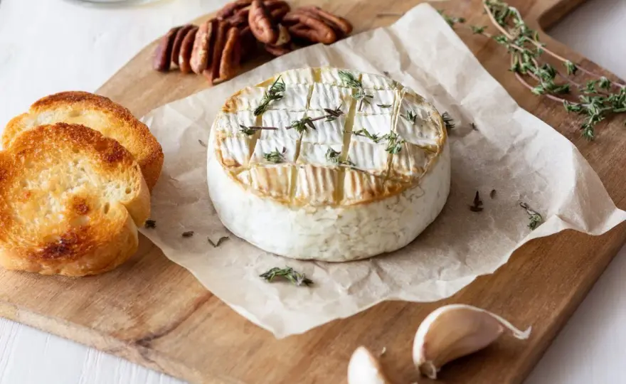 Pieczony camembert - Jakie przyprawy? Sekrety idealnego smaku