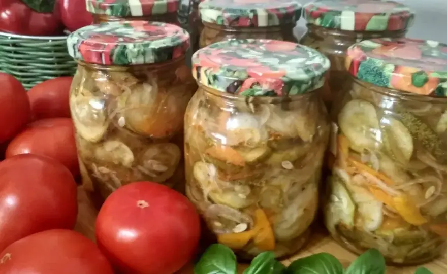 Ogórki w zalewie gyros - Przepis na chrupkie słoiki bez błędów