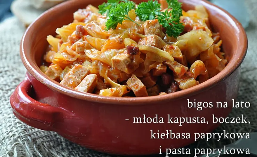 Bigos z młodej kapusty - Przepis na lekki i aromatyczny smak