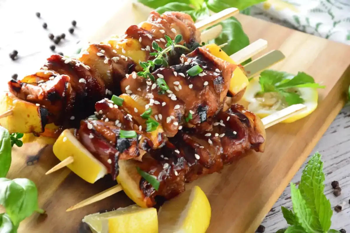 Japońskie szaszłyki z kurczaka - jak zrobić soczyste yakitori