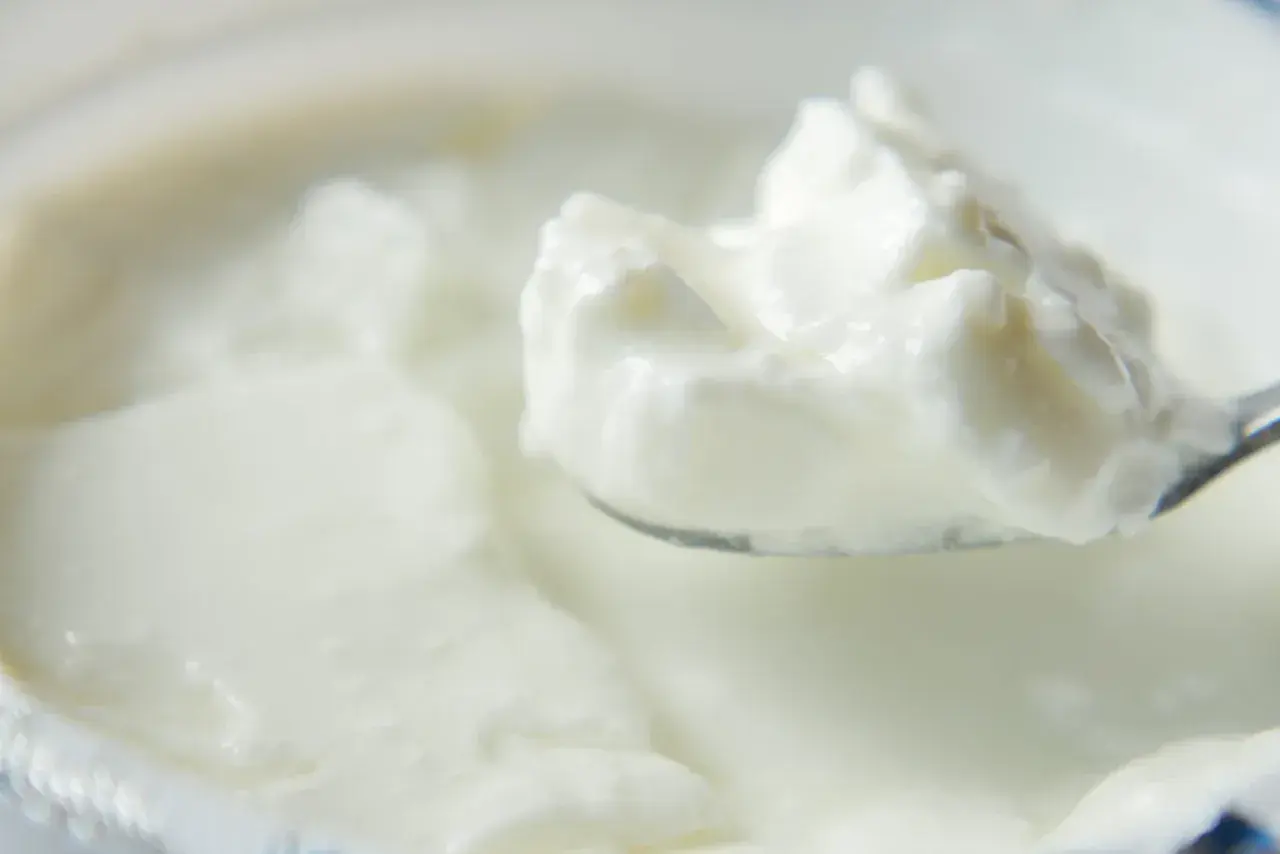 Gęsty, kremowy skyr na łyżce. To tradycyjny islandzki produkt mleczny, bogaty w białko.