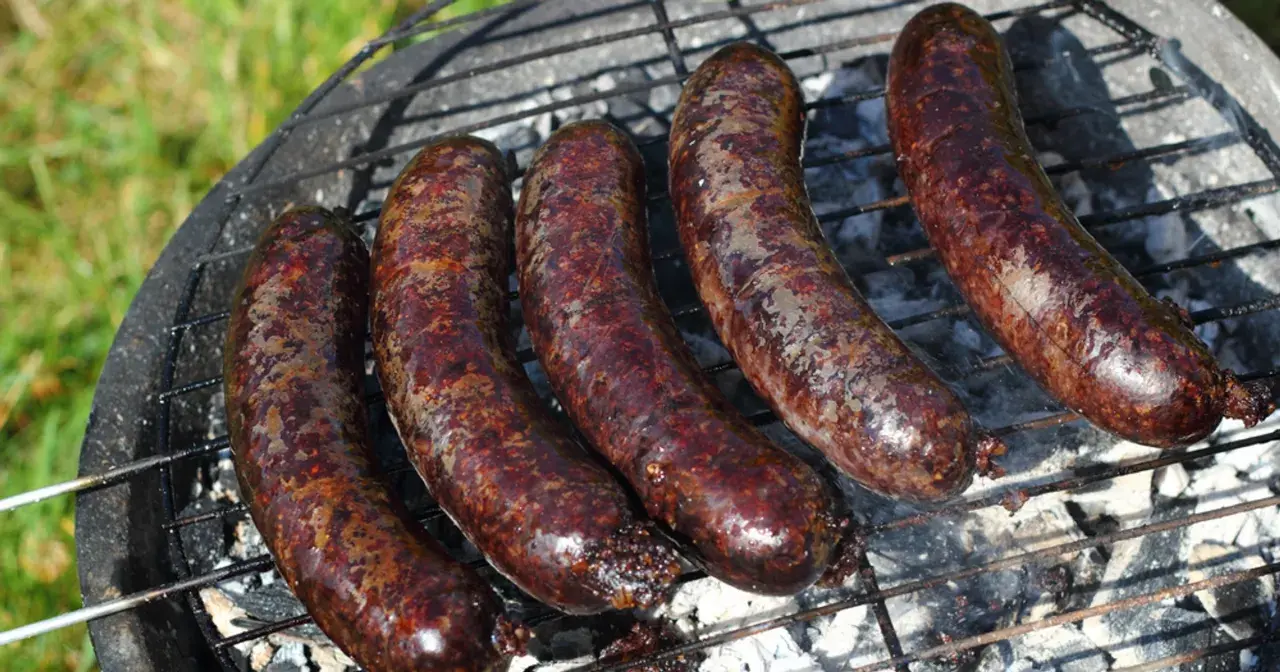 Kaszanki na grillu, z czego jest kaszanka? To tradycyjna polska kiełbasa z krwi, kaszy i przypraw, pieczona na ruszcie.