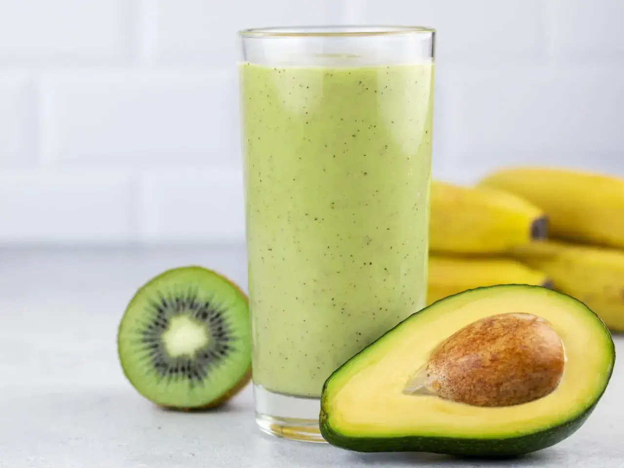 Zielony koktajl z awokado, kiwi i bananów. Idealne na zdrowe śniadanie. Awokado przepisy na pyszne smoothie.