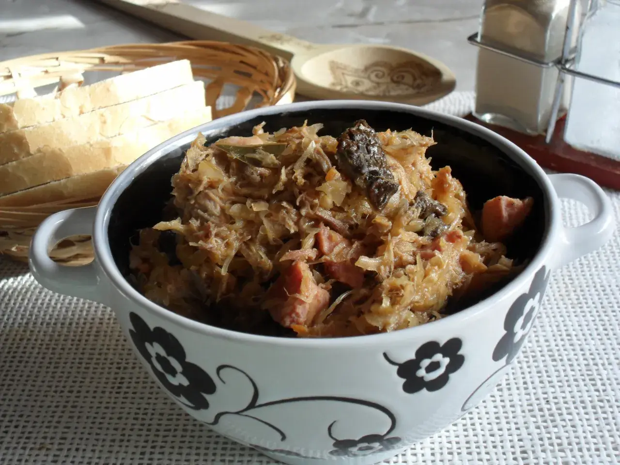Pyszny bigos z kiszonej kapusty, idealny do podania z chlebem. Oto jak zrobić bigos z kiszonej kapusty krok po kroku.