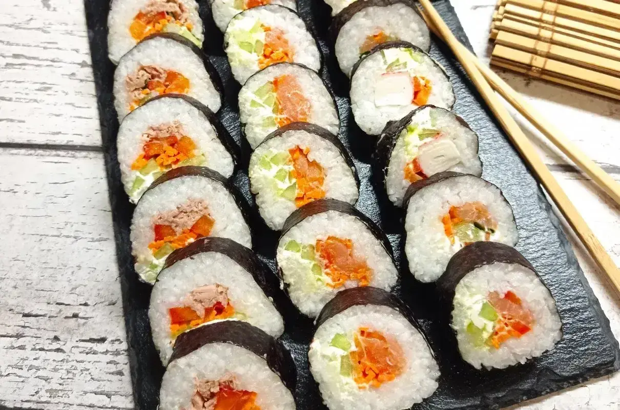 Gotowe rolki sushi z łososiem, tuńczykiem i warzywami. Idealne, by zacząć przygodę, jak zrobić sushi!