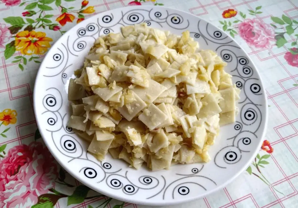 Łazanki z białą kapustą na talerzu z wzorem.