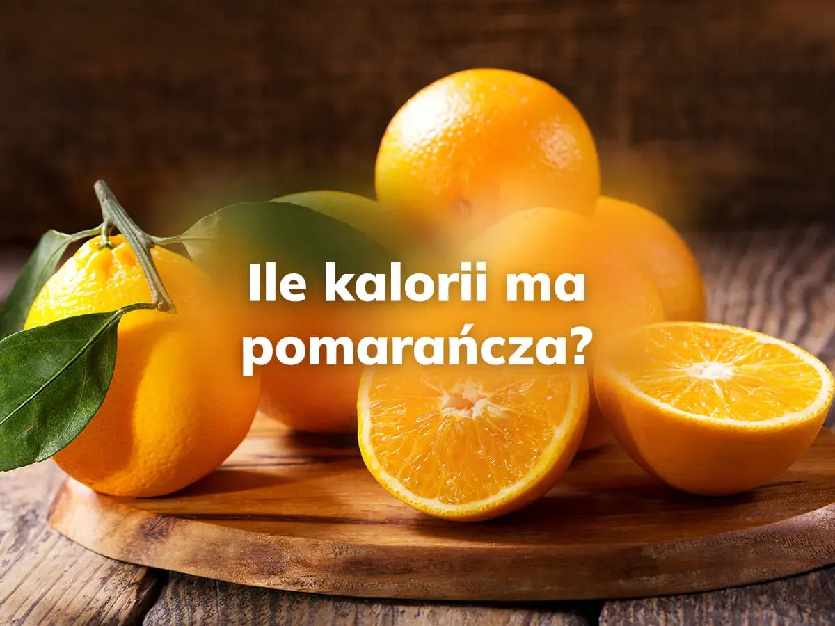 Kilka pomarańczy, w tym przekrojona na pół, na drewnianej desce.