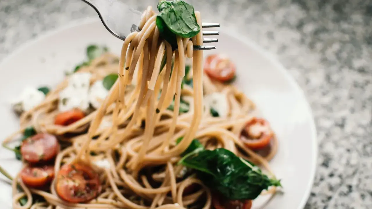 Makaron razowy spaghetti: zdrowy wybór, IG, przepisy i gotowanie