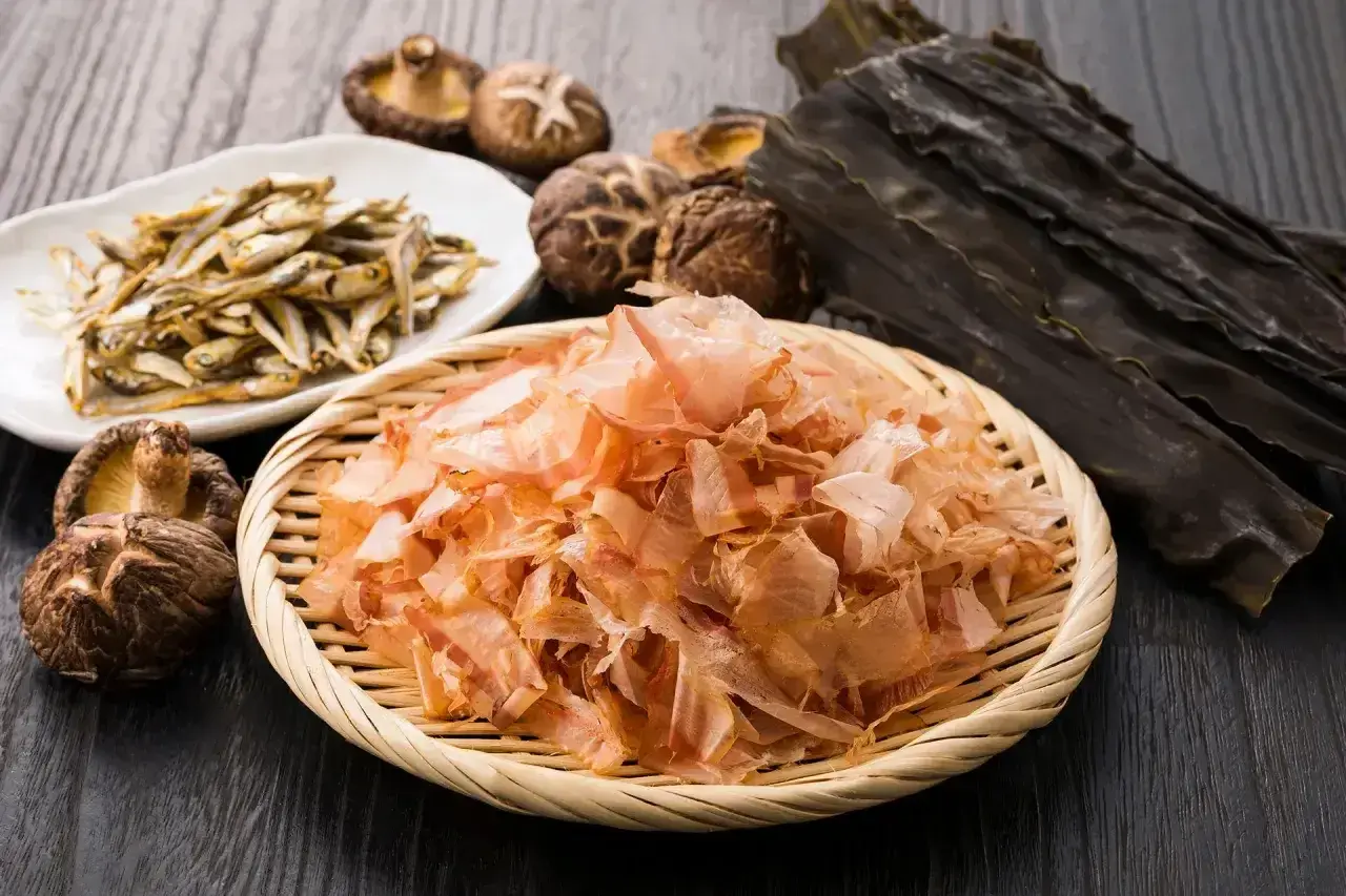 Suszone ryby, grzyby shiitake i wodorosty kombu – składniki budujące smak umami.