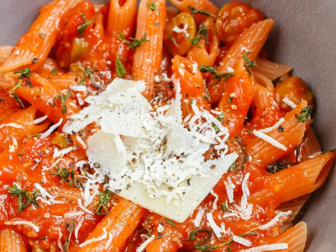 Makaron penne w sosie pomidorowym z parmezanem i ziołami.