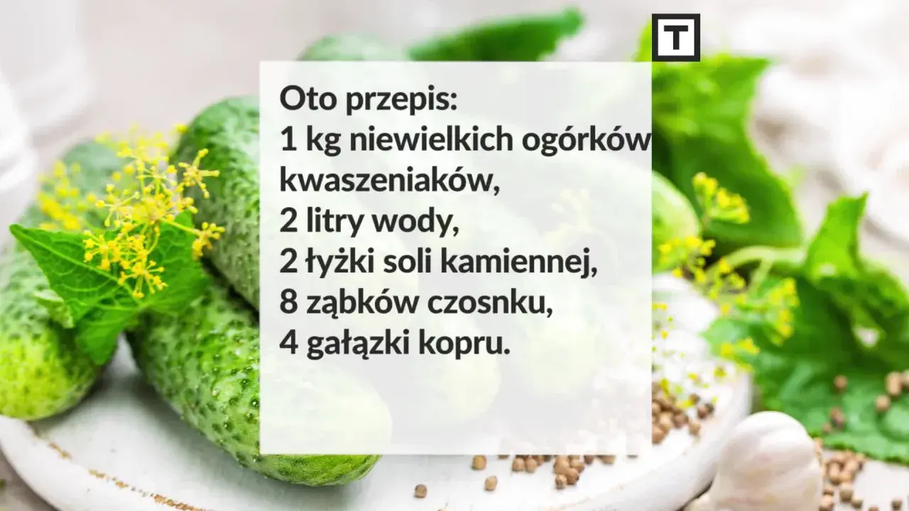 Przepis na ogórki małosolne: 1 kg ogórków, 2 litry wody, 2 łyżki soli kamiennej, czosnek i koper.
