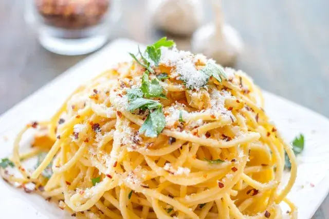Spaghetti Aglio Olio: Prosty przepis na włoski hit w 15 minut