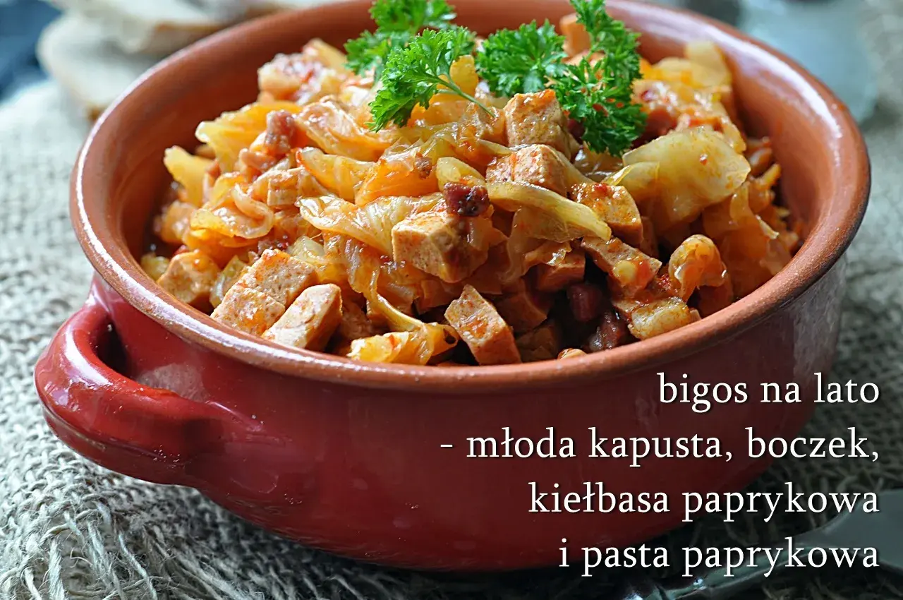 Letnia wersja bigosu z młodej kapusty, boczku, kiełbasy paprykowej i pasty paprykowej. Idealny przepis, jak ugotować dobry bigos z młodej kapusty.