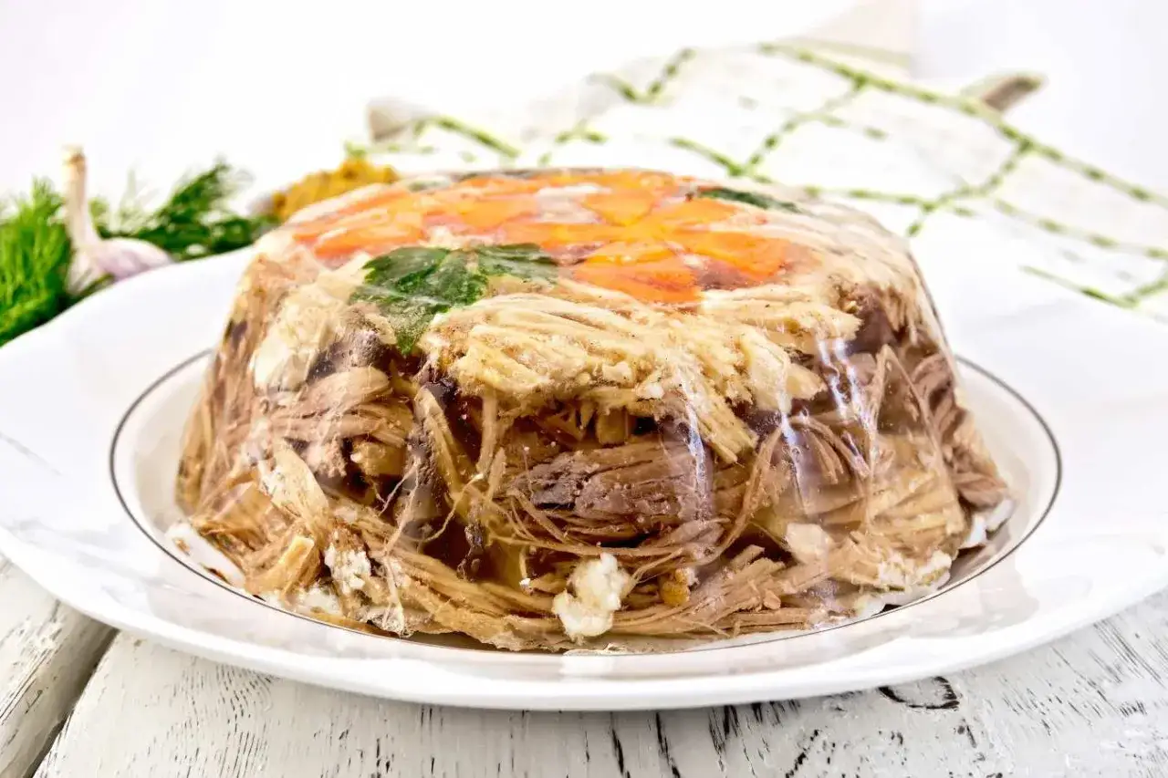 Zimne nóżki z mięsem i warzywami, zastanawiasz się, ile może stać galaretka owocowa w lodówce? Ta wygląda apetycznie!