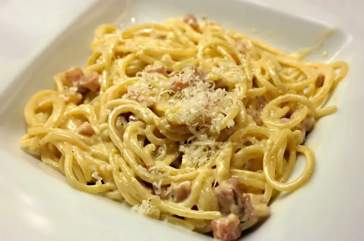 Pyszne spaghetti carbonara z boczkiem i parmezanem. Zastanawiasz się, ile kalorii ma spaghetti carbonara?