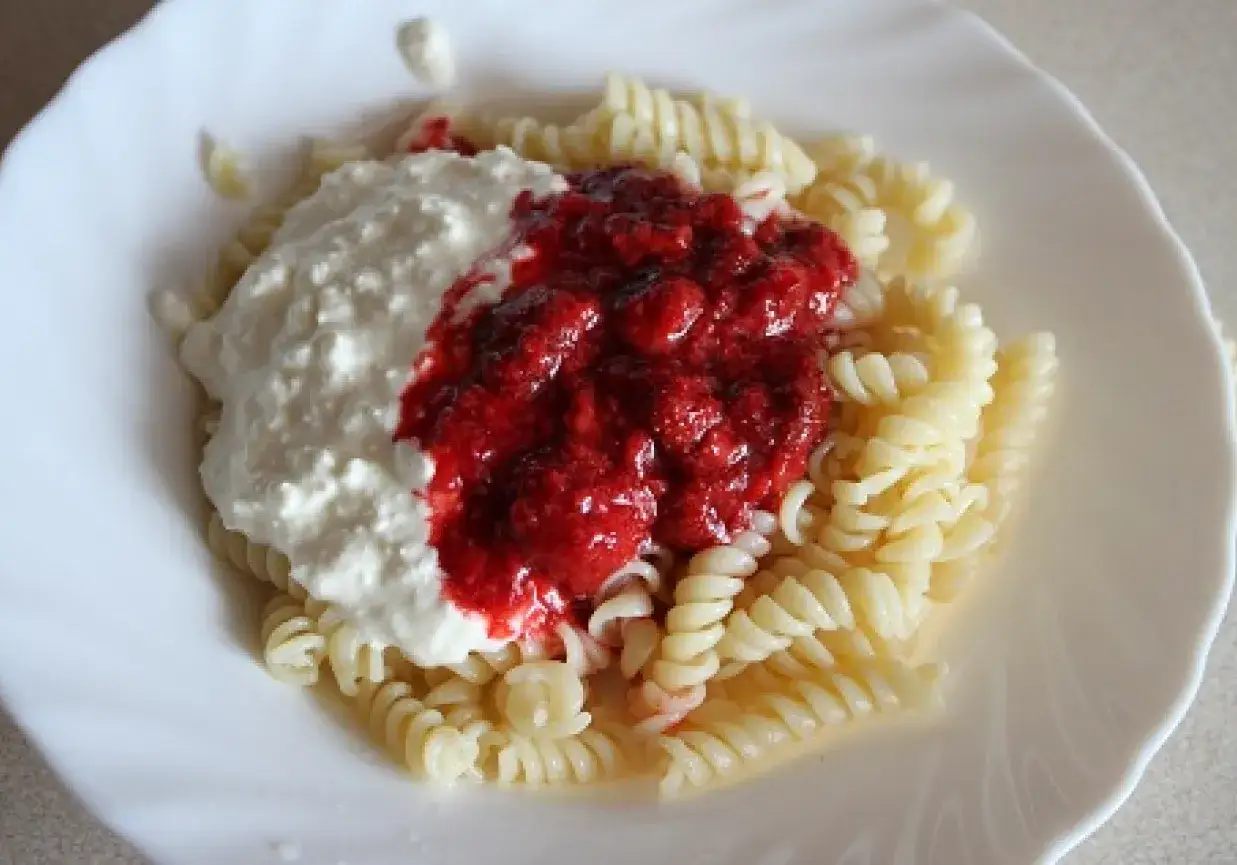 Fusilli z twarogiem i musem truskawkowym – pyszny makaron na słodko.