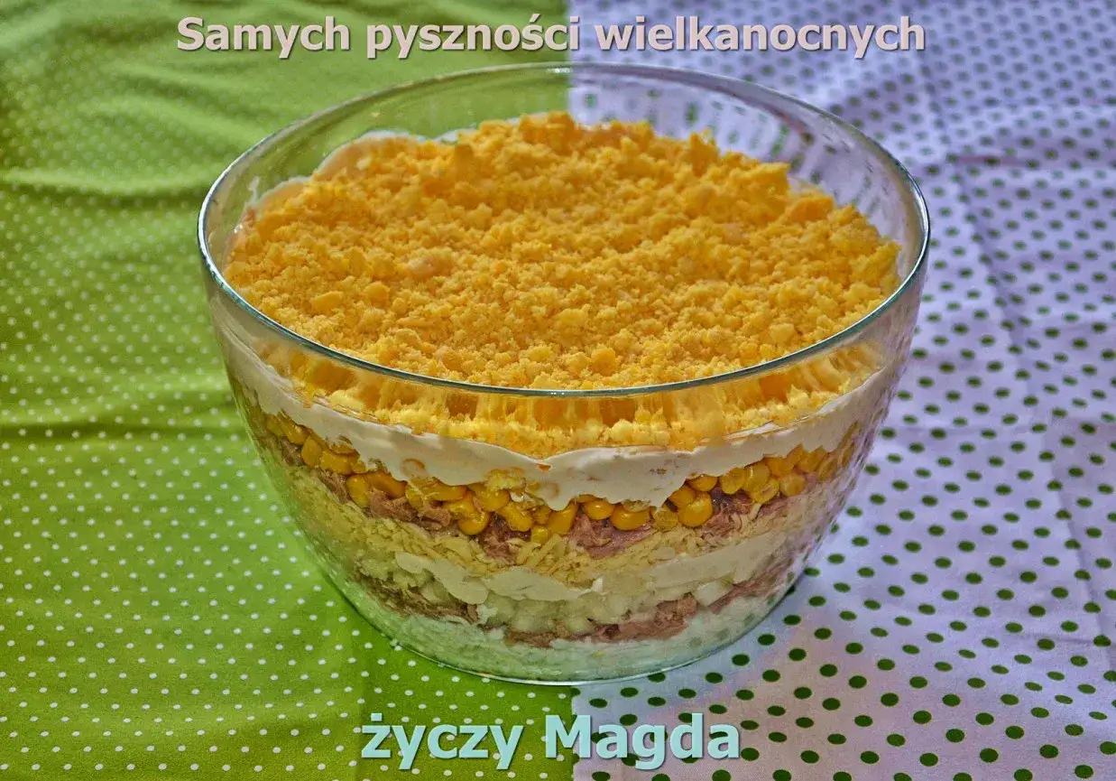 Warstwowa sałatka z tuńczykiem, kukurydzą i serem żółtym, przygotowana przez Magdę, wygląda pysznie.