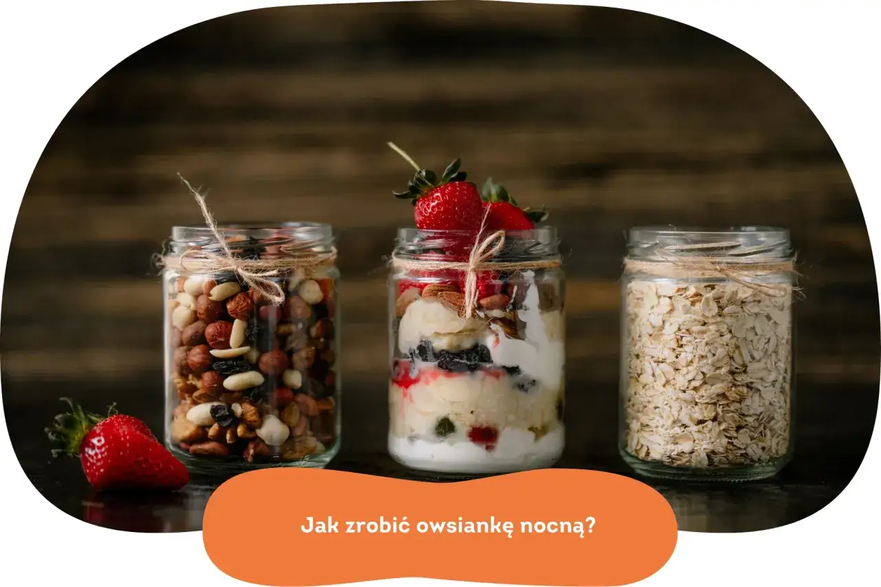 Słoiki z bakaliami, gotową owsianką na noc i deserem z owocami. Idealne na szybkie śniadanie.