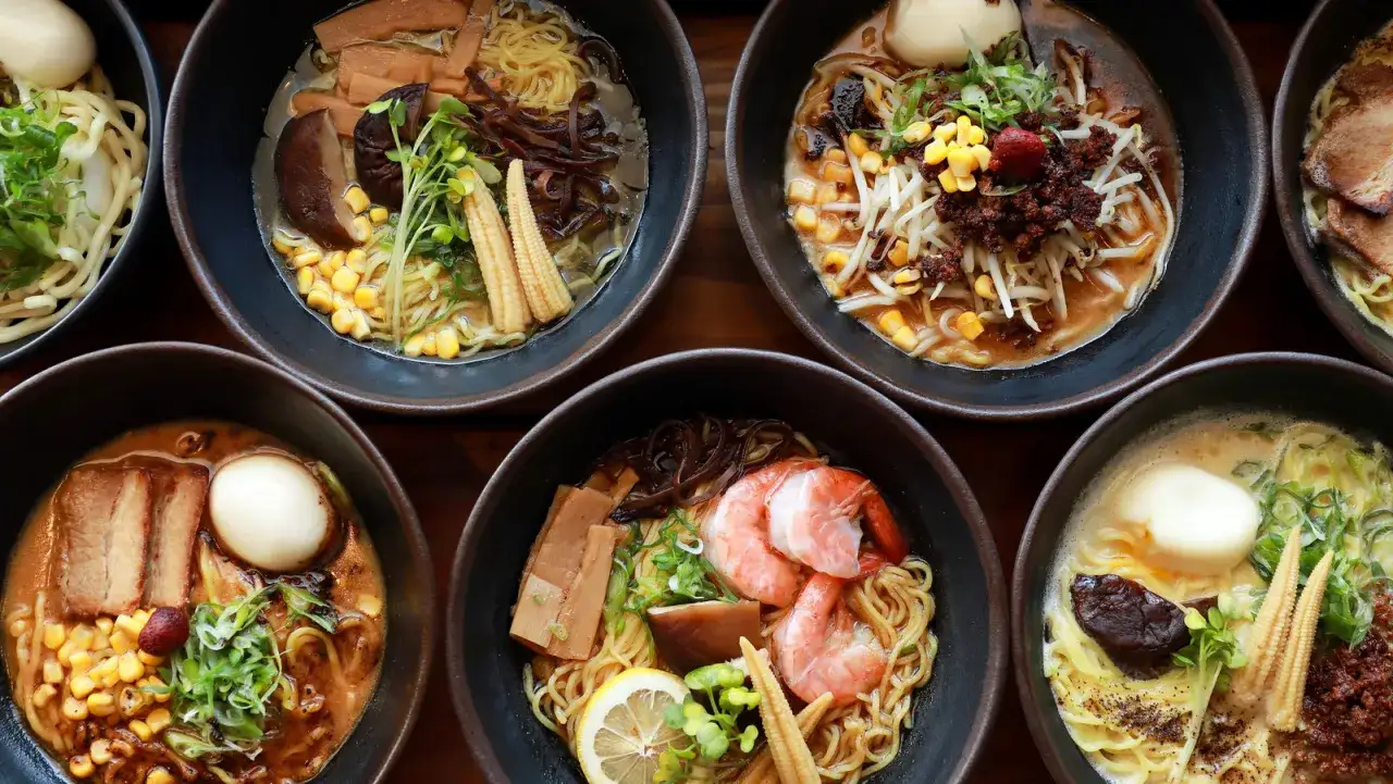 Ramen co to? Kilka misek aromatycznego ramenu z makaronem, jajkiem, mięsem, krewetkami, kukurydzą i warzywami.