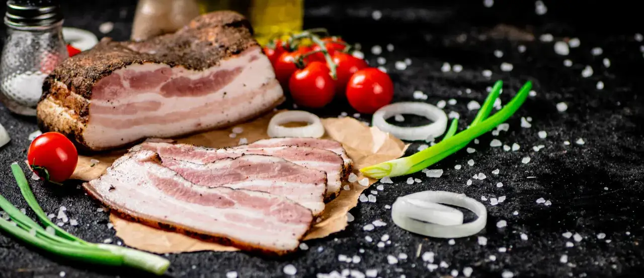 Wędzony boczek, pomidorki, cebula i szczypiorek. To właśnie guanciale, co to jest? Włoski smakołyk!