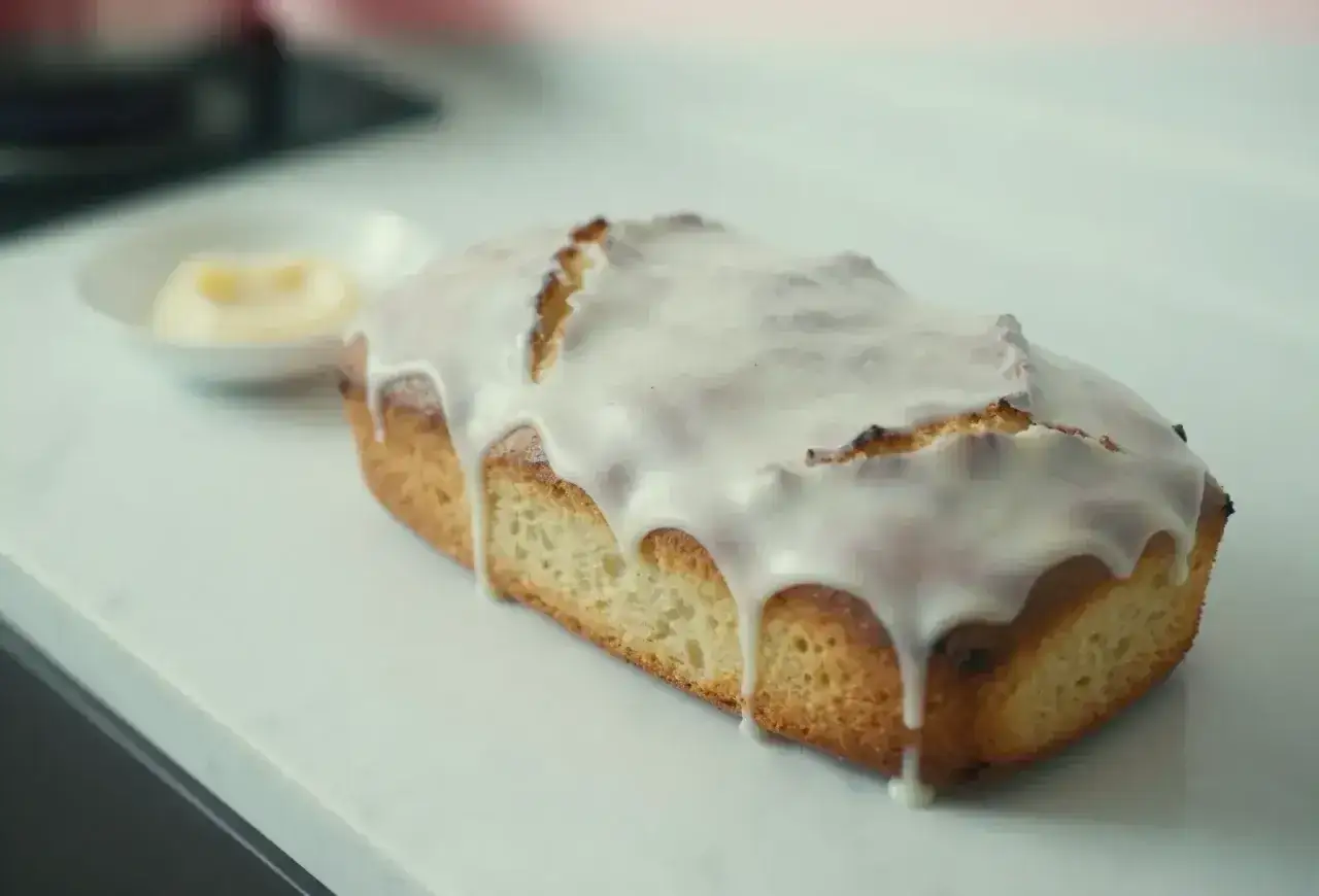 Najłatwiejsza babka drożdżowa z lukrem, która zachwyci każdego. Idealna na deser lub śniadanie.