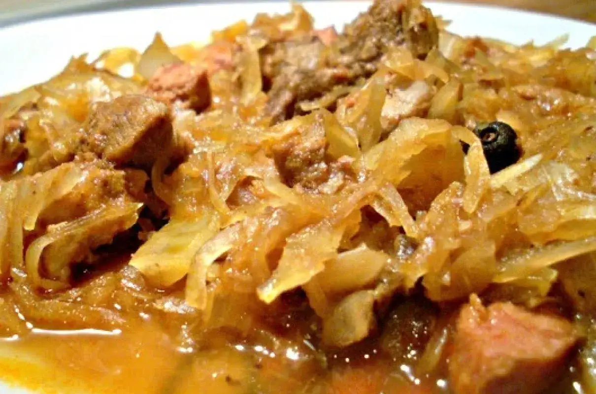 Pyszny bigos z kiszonej kapusty i mięsa, idealny przepis jak zrobić bigos z kiszonej kapusty krok po kroku.