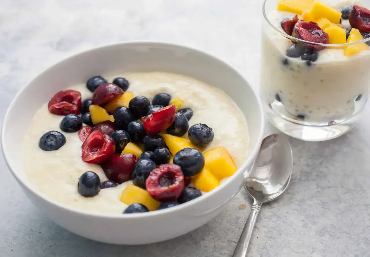 Pudding z tapioki z owocami leśnymi i mango. Idealne na zdrowe śniadanie lub deser. Proste przepisy na tapiokę znajdziesz w internecie.