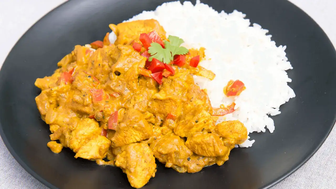 Aromatyczny kurczak w sosie curry z ryżem, idealny na szybki obiad. Prosty przepis na pyszne danie.